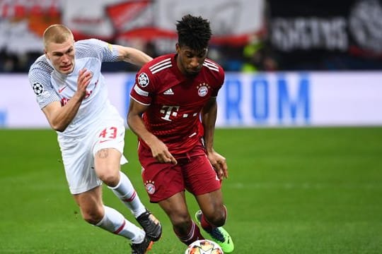 Bayern-Profi Kingsley Coman (r) ist noch im individuellen Training.