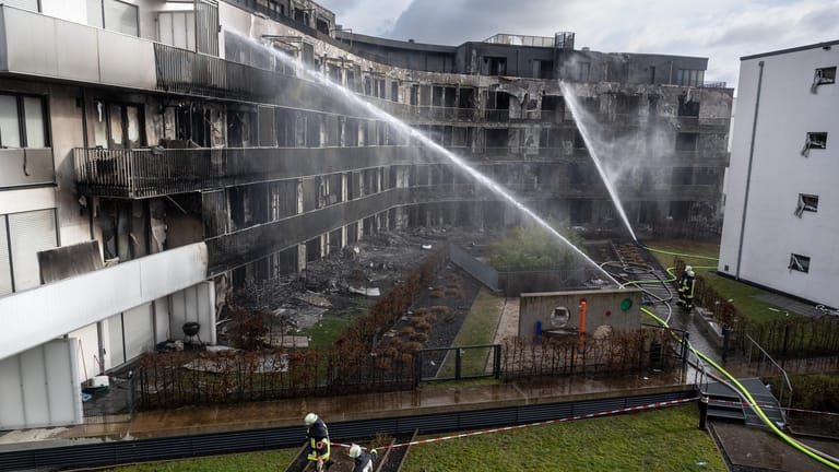 Die Feuerwehr löscht den Wohnkomplex: Er muss komplett abgerissen werden.