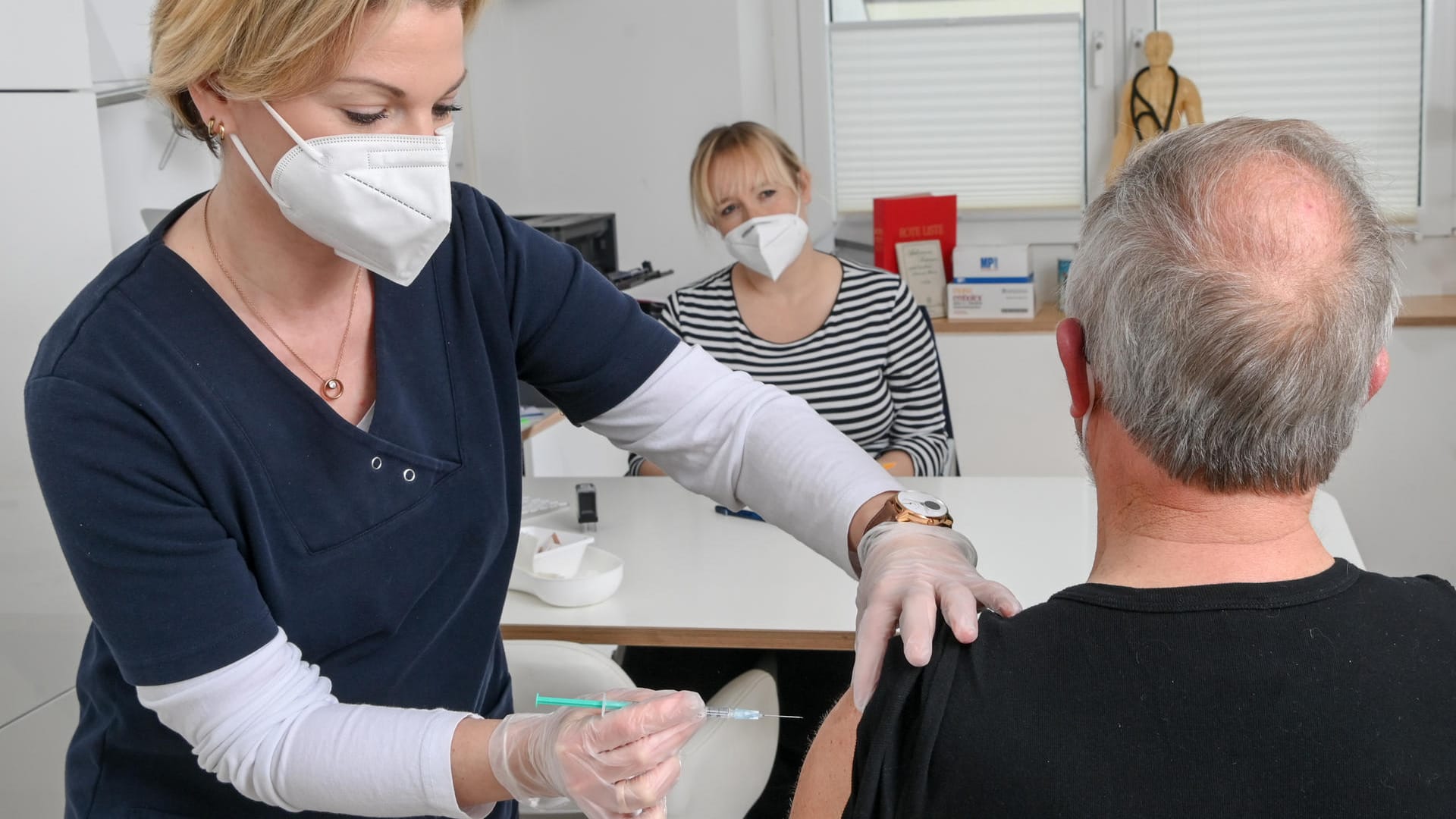 Arzthelferin impft einen Patienten (Archivbild): Medizinische Fachangestellte erhalten keine staatliche Sonderzahlung.