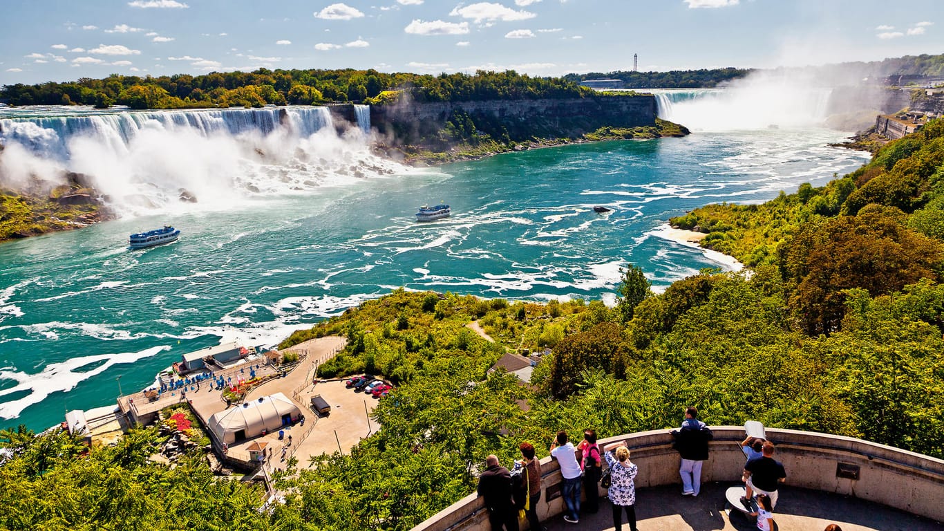 Die Niagarafälle: Die Wasserfälle an der US-amerikanisch-kanadischen Grenze sind eine riesige Attraktion für Touristen aus aller Welt.