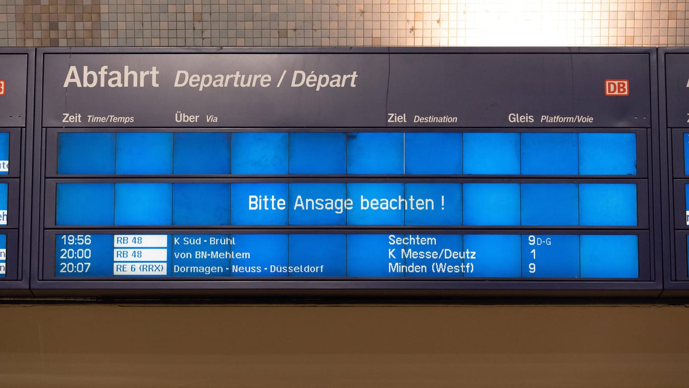 Anzeigetafel im Kölner Hauptbahnhof (Symbolfoto): Am Dienstagnachmittag kam es nach einem Unfall mit Personenschaden zu Verzögerungen im Fernverkehr.