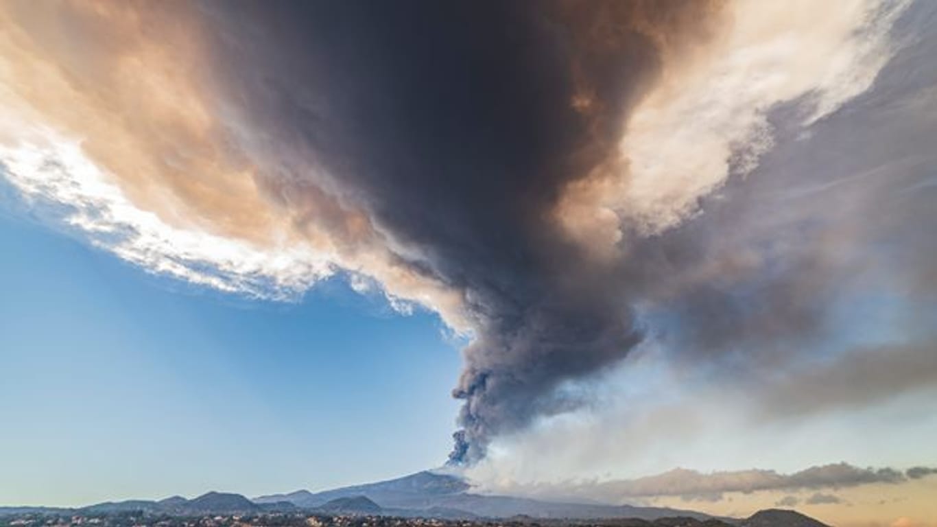 Eine gewaltige Rauchwolke steigt aus dem südöstlichen Krater des Vulkans Ätna auf.