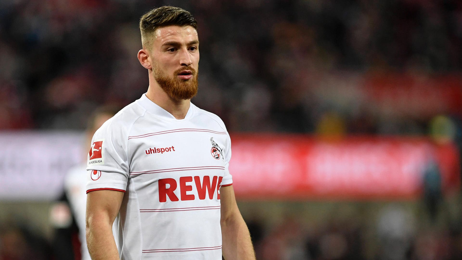 Salih Özcan auf dem Platz: Im Moment spielt er für den 1. FC Köln und bekommt dort viel Lob. Auch die türkische Nationalmannschaft hat der 24-Jährige mit seinen Leistungen auf sich aufmerksam gemacht.