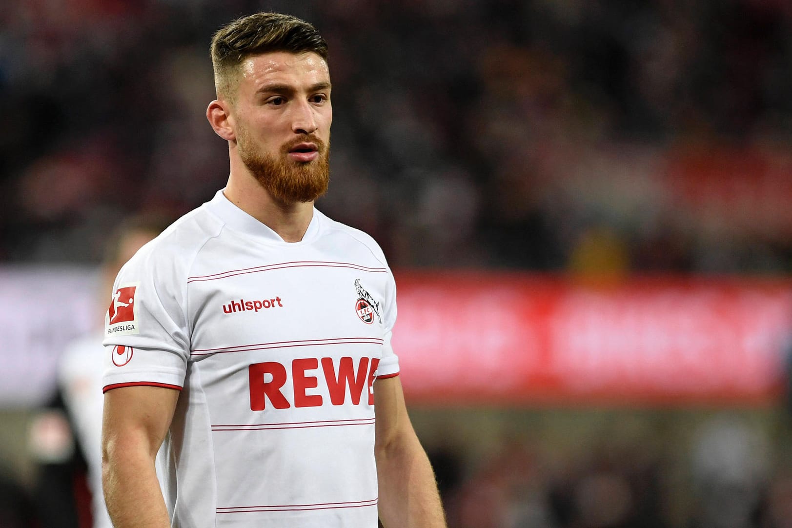 Salih Özcan auf dem Platz: Im Moment spielt er für den 1. FC Köln und bekommt dort viel Lob. Auch die türkische Nationalmannschaft hat der 24-Jährige mit seinen Leistungen auf sich aufmerksam gemacht.