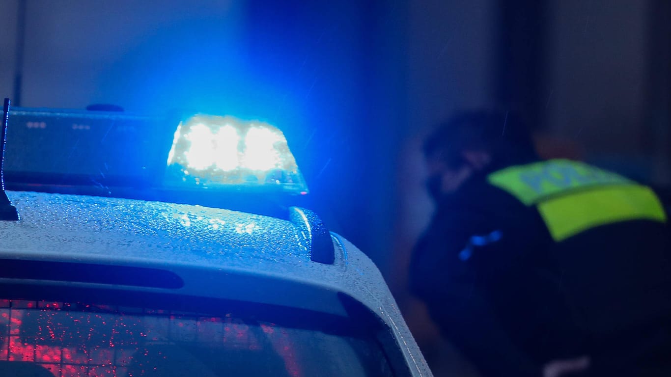 Blaulicht auf einem Polizeiwagen (Symbolbild): Die Polizei veröffentlichte Bilder des Gesuchten.
