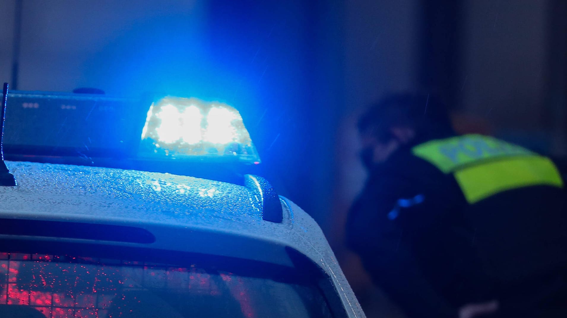 Blaulicht auf einem Polizeiwagen (Symbolbild): Die Polizei veröffentlichte Bilder des Gesuchten. Blaulicht auf einem Polizeiwagen (Symbolbild): Die Polizei veröffentlichte Bilder des Gesuchten.