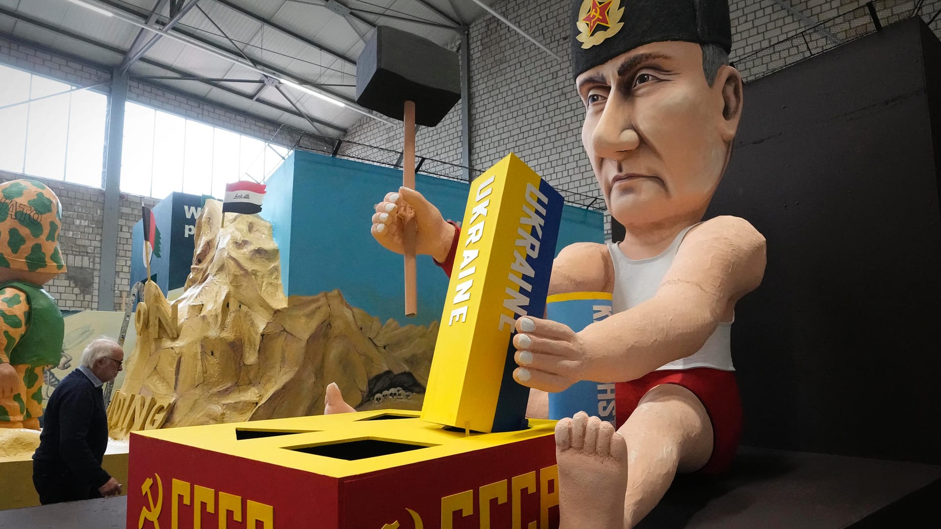 Wladimir Putin baut sich seine Sowjetunion, will dieser Wagen für den Rosenmontagsumzug ausdrücken. Wladimir Putin baut sich seine Sowjetunion, will dieser Wagen für den Rosenmontagsumzug ausdrücken.