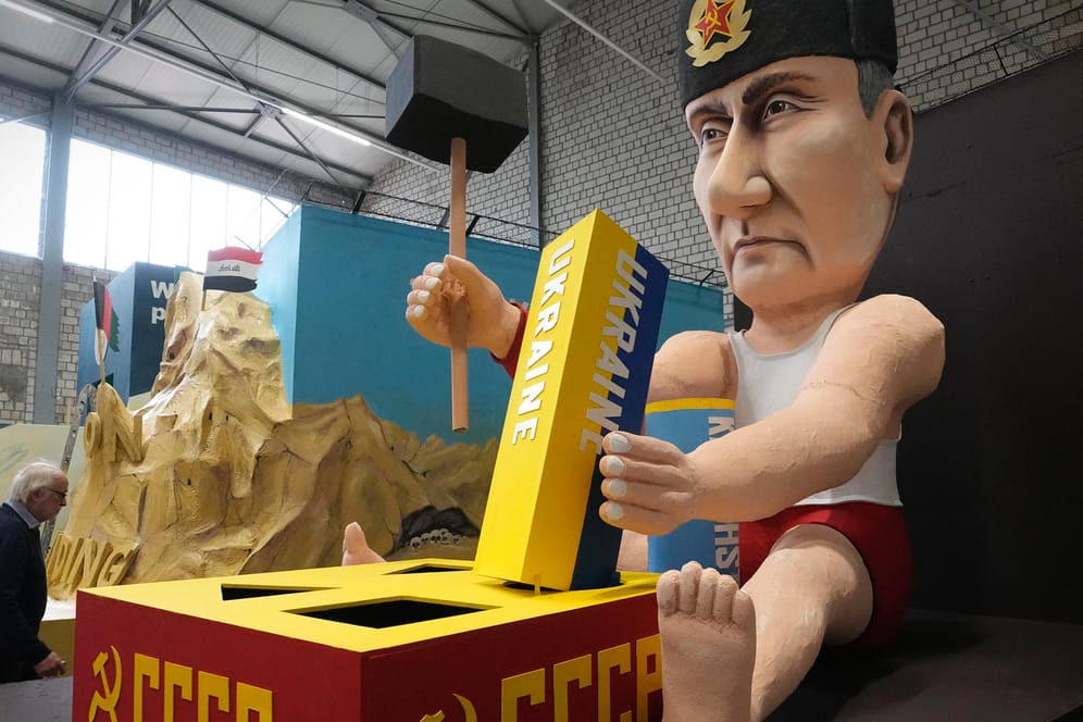 Wladimir Putin baut sich seine Sowjetunion, will dieser Wagen für den Rosenmontagsumzug ausdrücken.