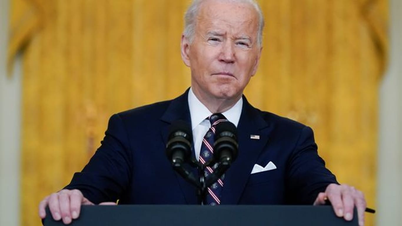 US-Präsident Joe Biden spricht im East Room des Weißen Hauses zur Lage in der Ukraine.