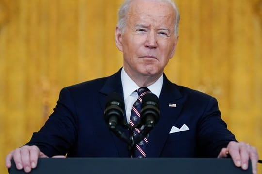 US-Präsident Joe Biden spricht im East Room des Weißen Hauses zur Lage in der Ukraine.