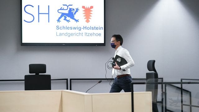 Der Vorsitzende Richter Dominik Groß auf dem Weg in den Gerichtssaal. Der Vorsitzende Richter Dominik Groß auf dem Weg in den Gerichtssaal.