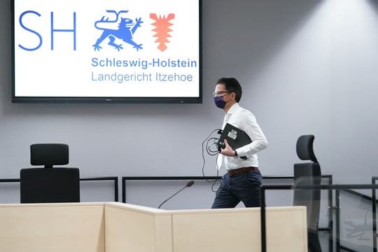 Der Vorsitzende Richter Dominik Groß auf dem Weg in den Gerichtssaal.