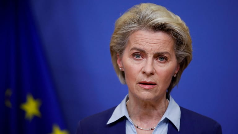 Ursula von der Leyen: Die EU-Kommissionpräsidentin hatte bereits am Dienstagnachmittag weitreichende Sanktionen angekündigt.