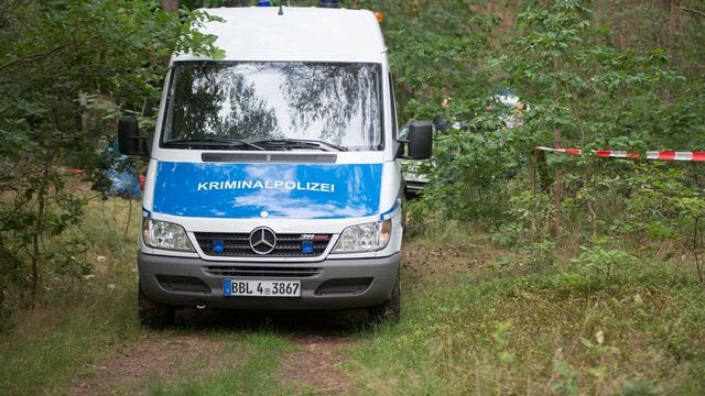 Ein Wagen der Kriminalpolizei steht im Juli 2021 in der Nähe des Tatorts in einem Wald bei Oranienburg.