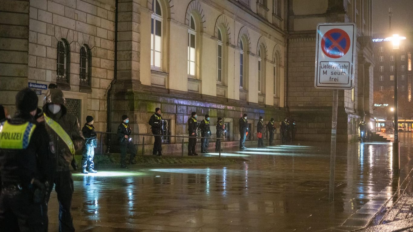 Polizisten im Hamburger Stadtteil St. Georg: Zwei Beamte sollen bei einer Auseinandersetzung verletzt worden sein.