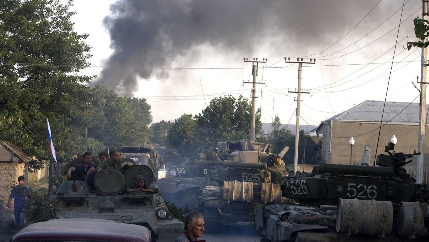 Russische Panzer auf einer Straße in Südossetien im August 2008: Beim aktuellen Geschehen in der Ukraine gibt es Parallelen zum Kaukasuskrieg.