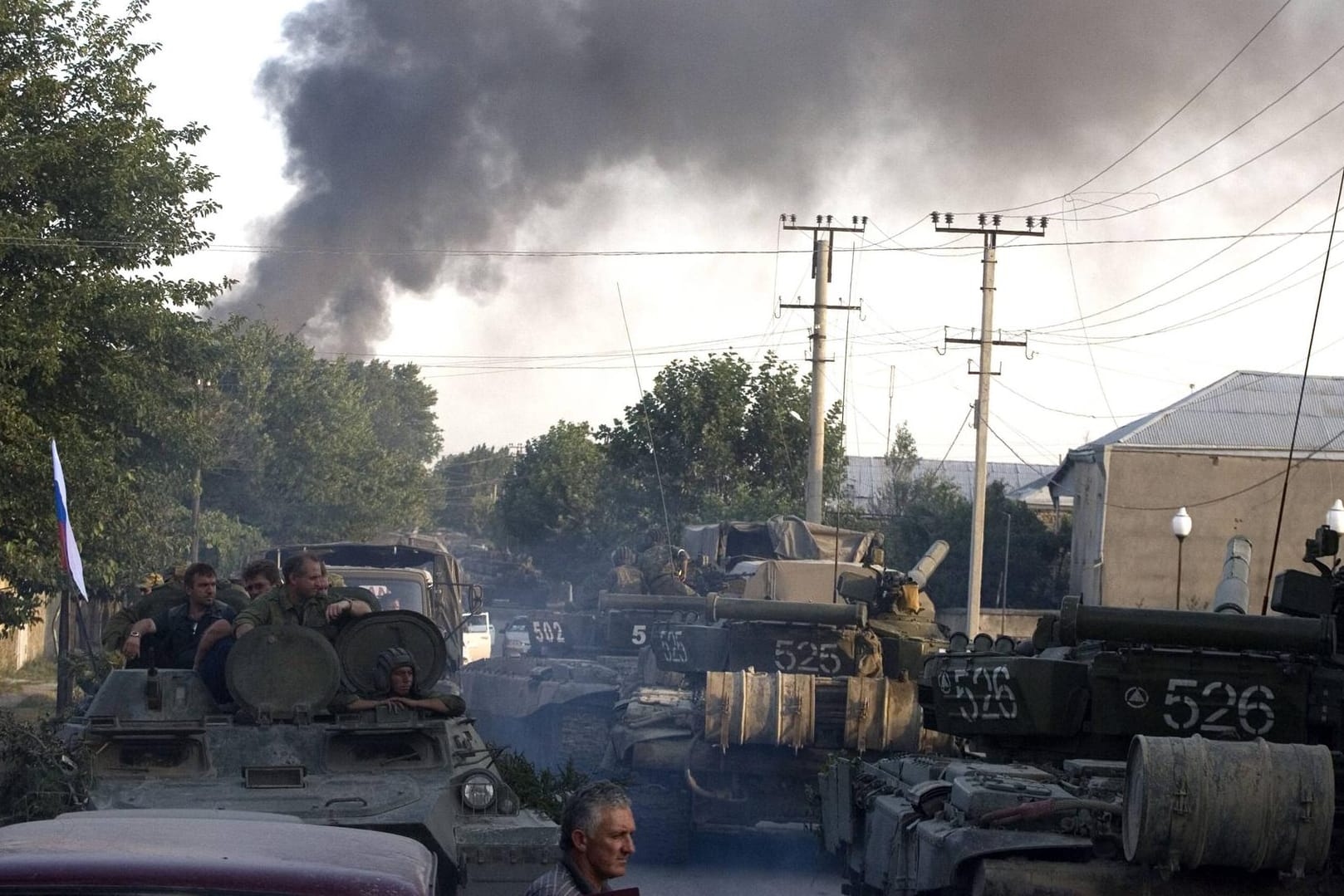 Russische Panzer auf einer Straße in Südossetien im August 2008: Beim aktuellen Geschehen in der Ukraine gibt es Parallelen zum Kaukasuskrieg.