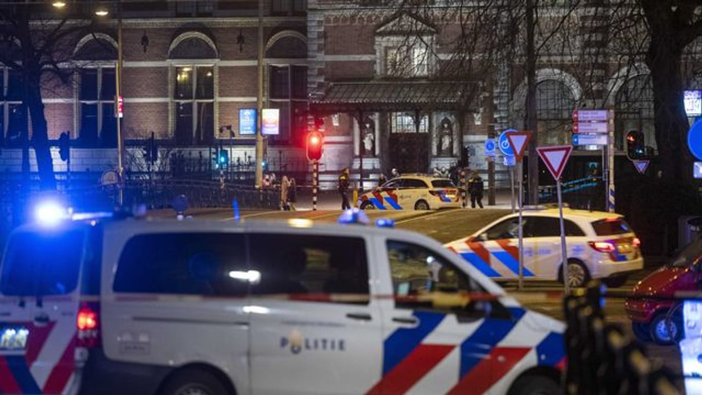 Polizeifahrzeuge im Zentrum von Amsterdam.