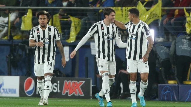 Dusan Vlahovic (M) von Juventus Turin jubelt nach seinem Tor zum 1:0 beim FC Villarreal.