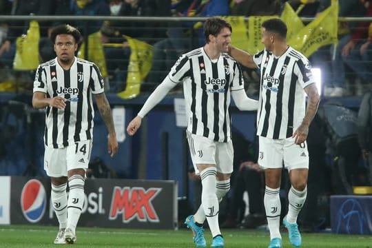 Dusan Vlahovic (M) von Juventus Turin jubelt nach seinem Tor zum 1:0 beim FC Villarreal.