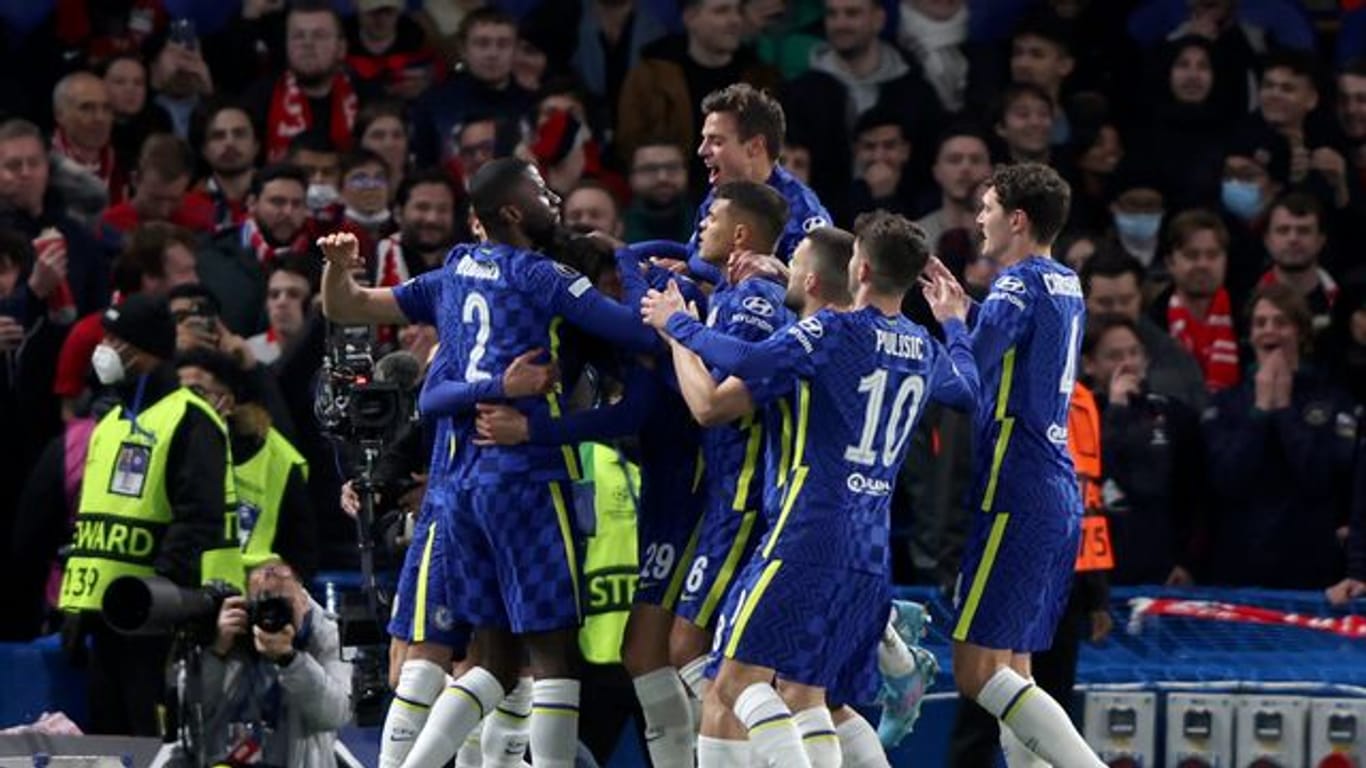 Die Spieler des FC Chelsea jubeln über das Tor zum 1:0 gegen OSC Lille durch Kai Havertz.