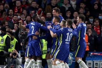 Die Spieler des FC Chelsea jubeln über das Tor zum 1:0 gegen OSC Lille durch Kai Havertz.