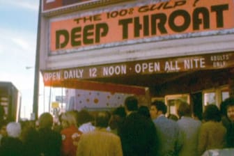 Los Angeles im Jahr 1973: Eine Menschenmenge drängt sich vor dem Pussycat Theatre, in dem "Deep Throat" gezeigt wird.