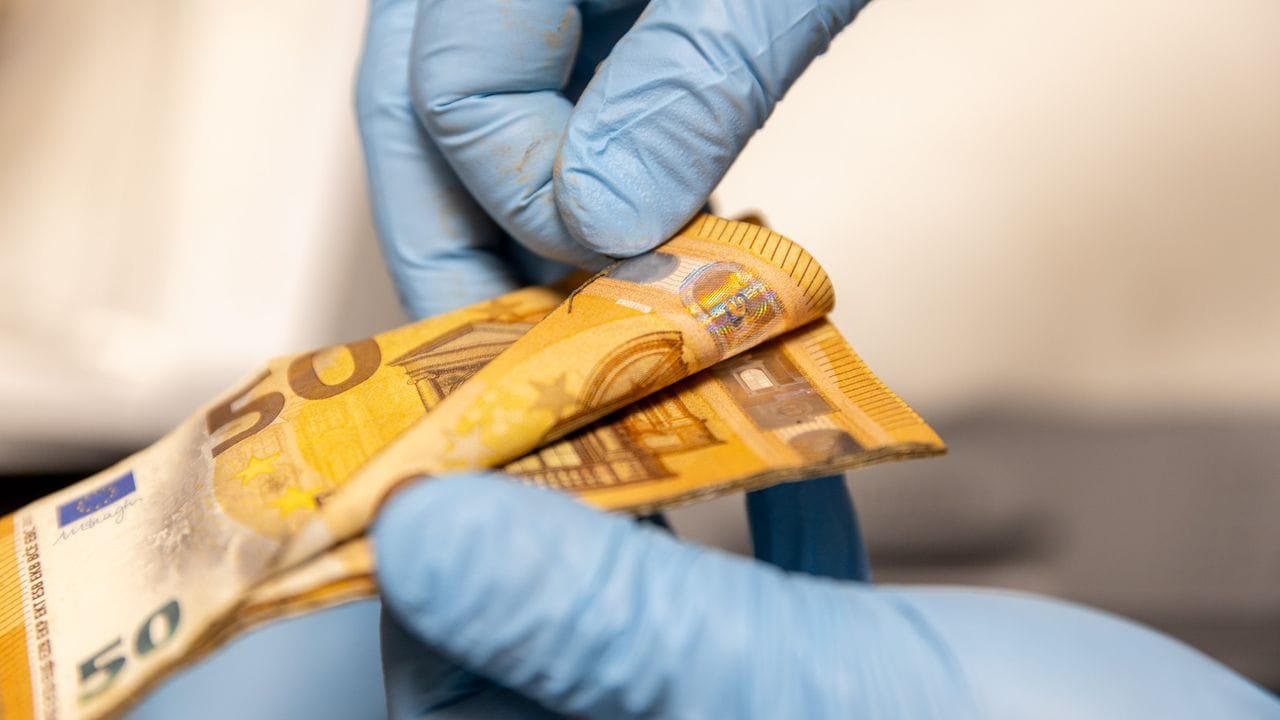 Experten der Bundesbank untersuchen beschädigte Scheine genau, bevor das Geld umgetauscht wird. Experten der Bundesbank untersuchen beschädigte Scheine genau, bevor das Geld umgetauscht wird.