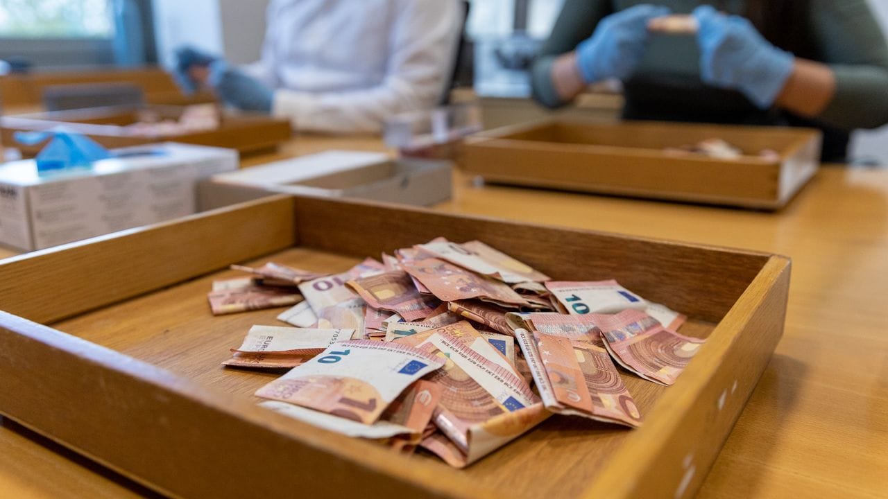 Beschädigte Scheine werden untersucht, bevor sie gegen neue umgetauscht werden. Beschädigte Scheine werden untersucht, bevor sie gegen neue umgetauscht werden.