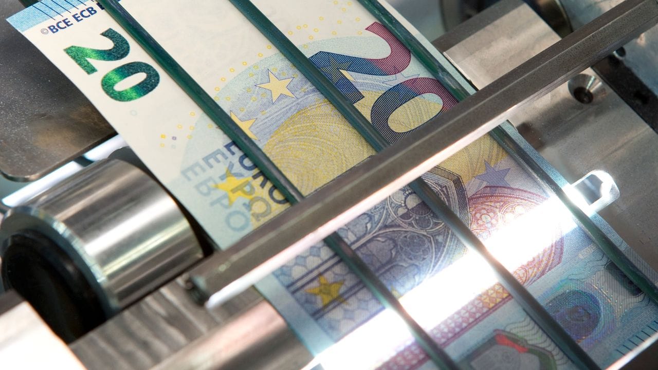 Wer seine beschädigten oder zerstörten Scheine einreicht, bekommt neue zurück, beziehungsweise den Gegenwert gutgeschrieben. Wer seine beschädigten oder zerstörten Scheine einreicht, bekommt neue zurück, beziehungsweise den Gegenwert gutgeschrieben.