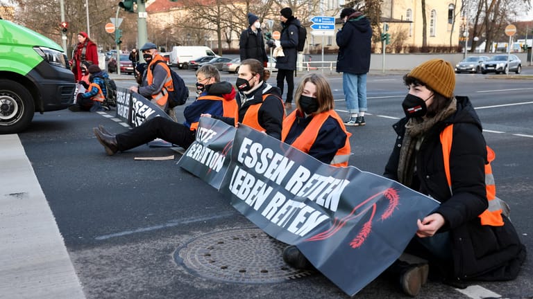 Aktivisten der Gruppe "Letzte Generation" bei einer Blockade in Berlin: Erste Verfahren sind bereits der Staatsanwaltschaft übergeben worden.