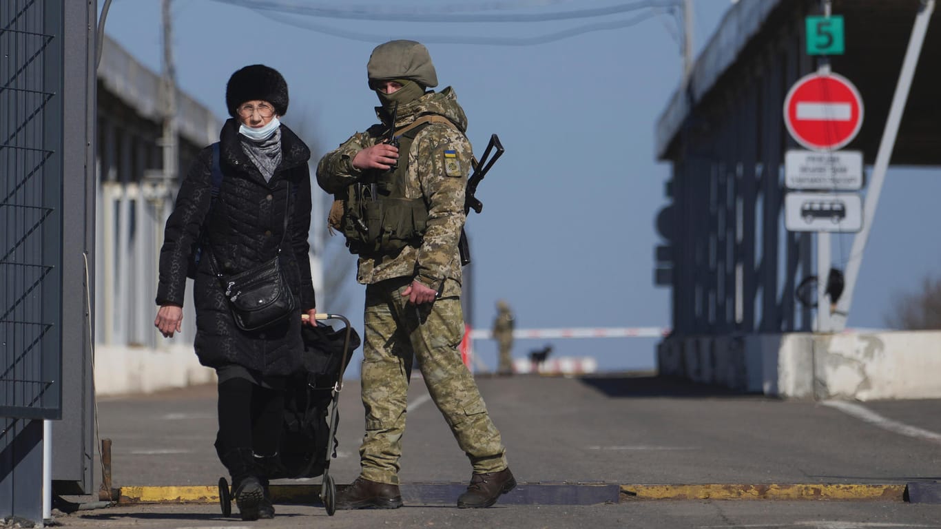 Kontrollpunkt zwischen dem von den prorussischen Separatisten kontrollierten Gebiet und dem von den ukrainischen Streitkräften kontrollierten Gebiet: Die Zahl der Streitkräfte der Seperatisten wird auf 35.000 geschätzt.