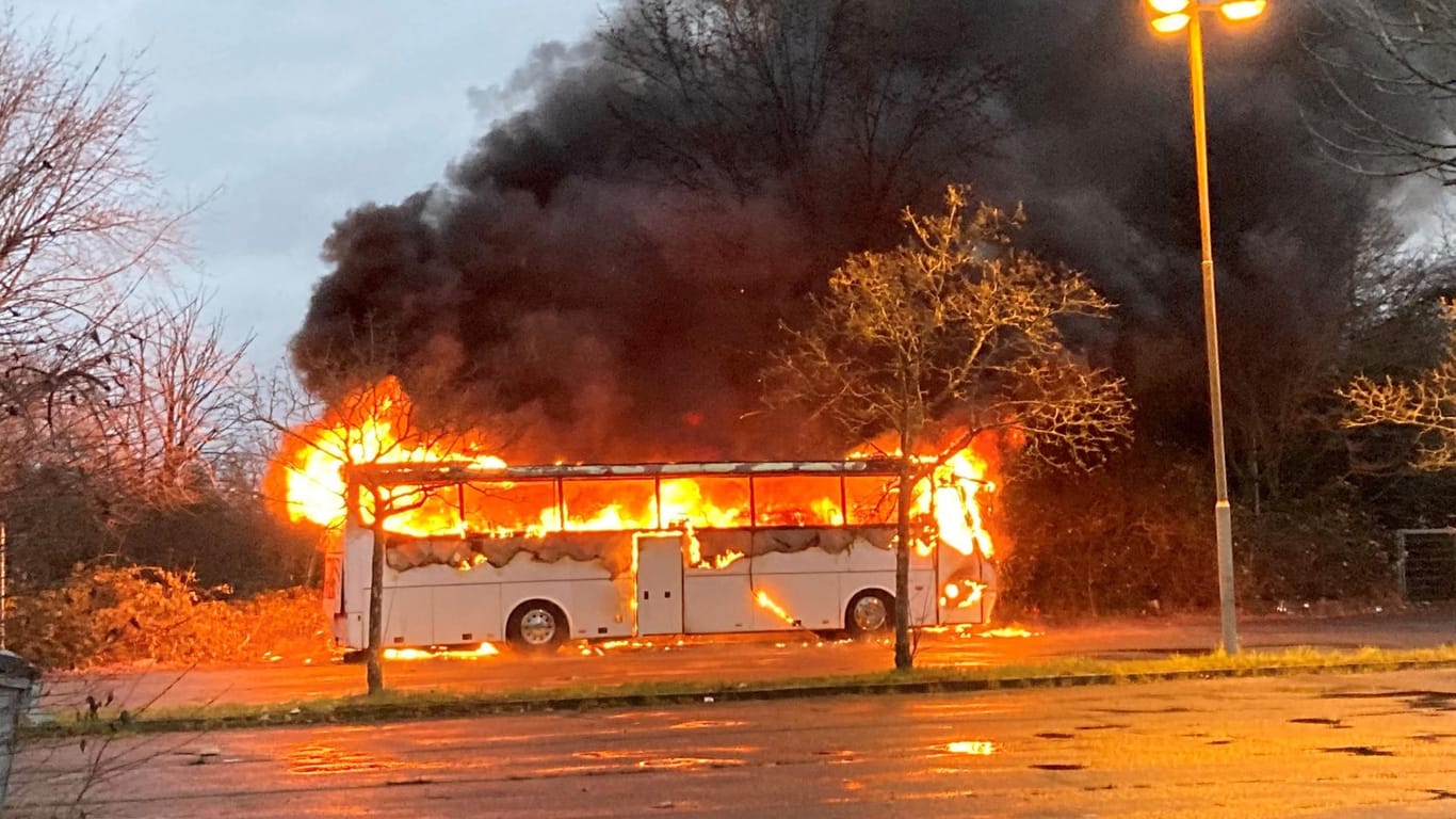 Der Reisebus steht im Vollbrand: Verletzt wurde bei dem Feuer niemand.
