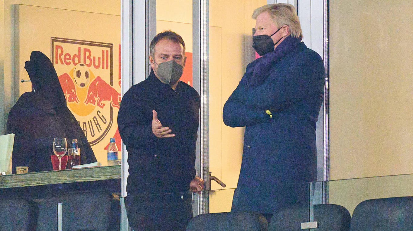 Hansi Flick und Oliver Kahn (r.): Der Bundestrainer und Bayerns Vorstandsvorsitzender sahen das Remis gegen Salzburg live vor Ort.