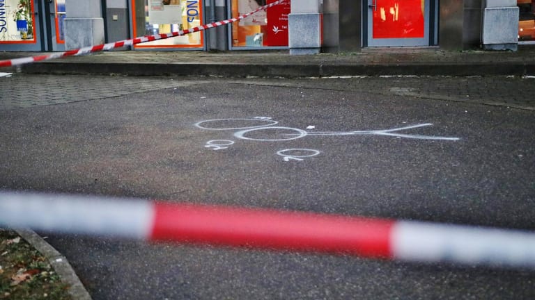 Tödlicher Unfall in Schorndorf: Die Polizei sperrte die Unfallstelle ab, nun werden Zeugen gesucht.