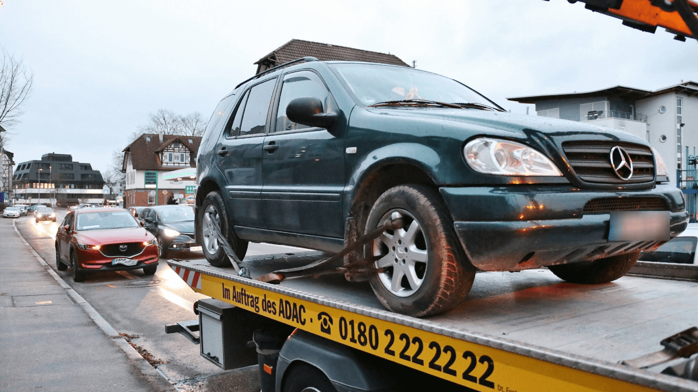 Abgeschleppter Mercedes-SUV in Schorndorf: Der Fahrer des Wagens war in eine 45-Jährige gefahren. Sie verstarb später.