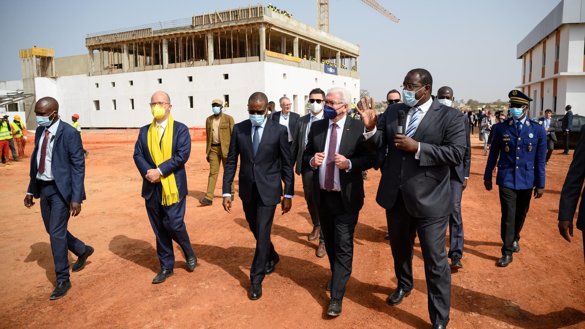 Der Bundespräsident auf dem Gelände der Impfstoffproduktionsanlage von Biontech.