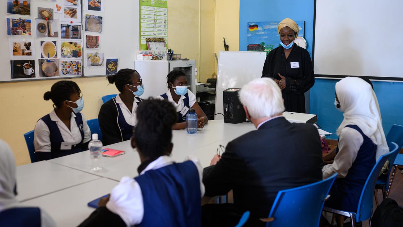 Bundespräsident auf der Schulbank: Steinmeier besucht ein Mädchengymnasium auf der Insel Gorée.