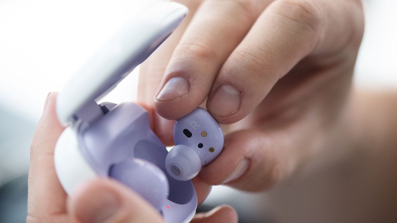 Die drittplatzierten Samsung Galaxy Buds 2 (130 Euro) empfehlen die Warentester für den Sport. Die drittplatzierten Samsung Galaxy Buds 2 (130 Euro) empfehlen die Warentester für den Sport.