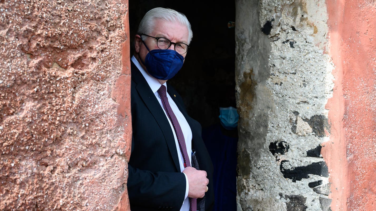 Frank-Walter Steinmeier: Auch im Senegal lässt den Bundespräsidenten die eskalierende Lage in Europa nicht los.