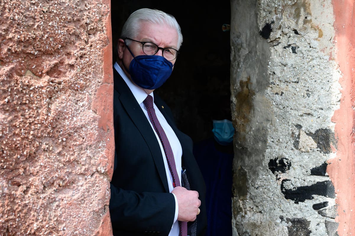 Frank-Walter Steinmeier: Auch im Senegal lässt den Bundespräsidenten die eskalierende Lage in Europa nicht los.