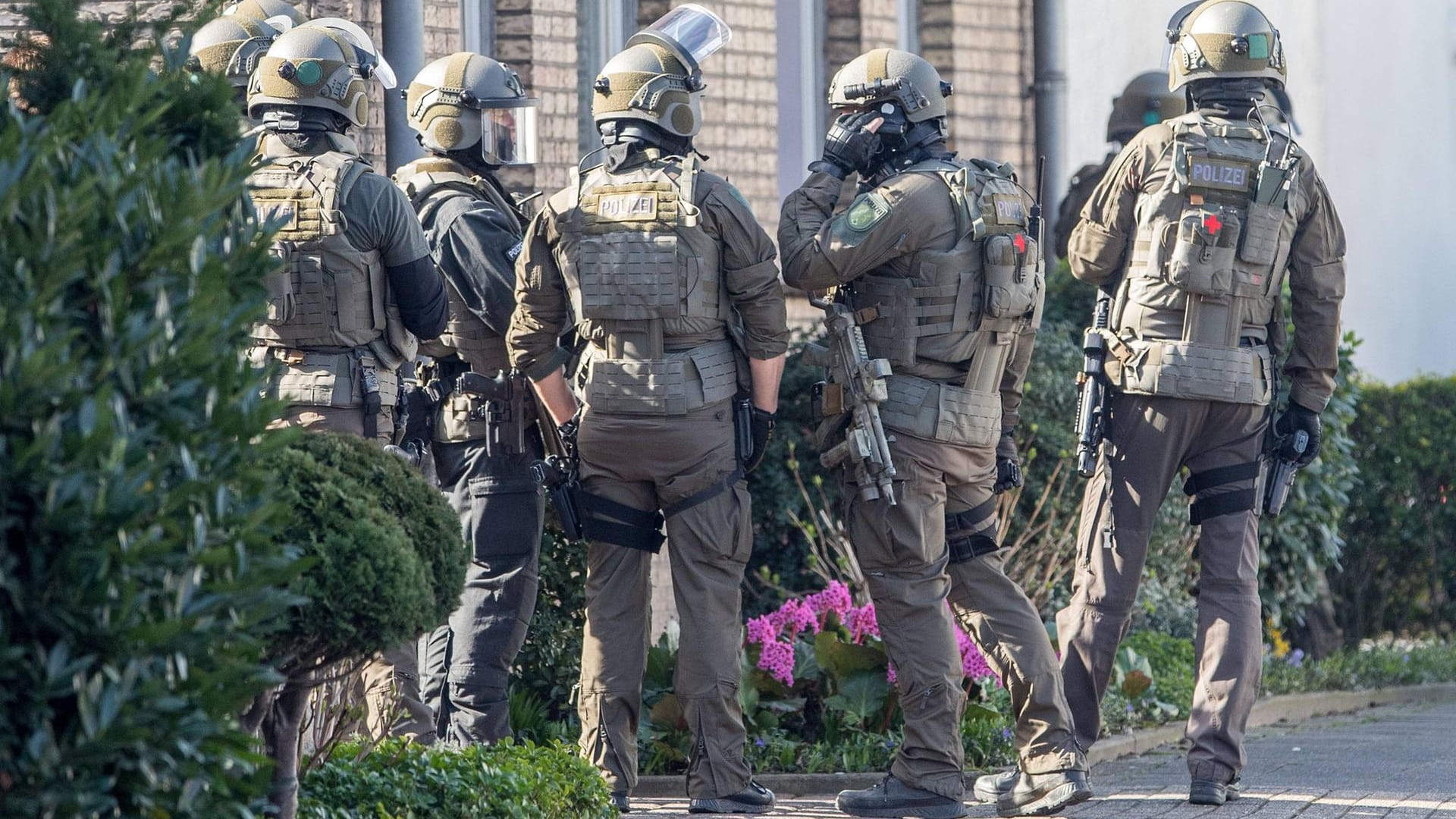 SEK-Kommando im Einsatz in Duisburg (Archivbild): Am Mittwochmorgen durchsuchten rund 200 Ermittler mehrere Wohnungen in der Stadt.