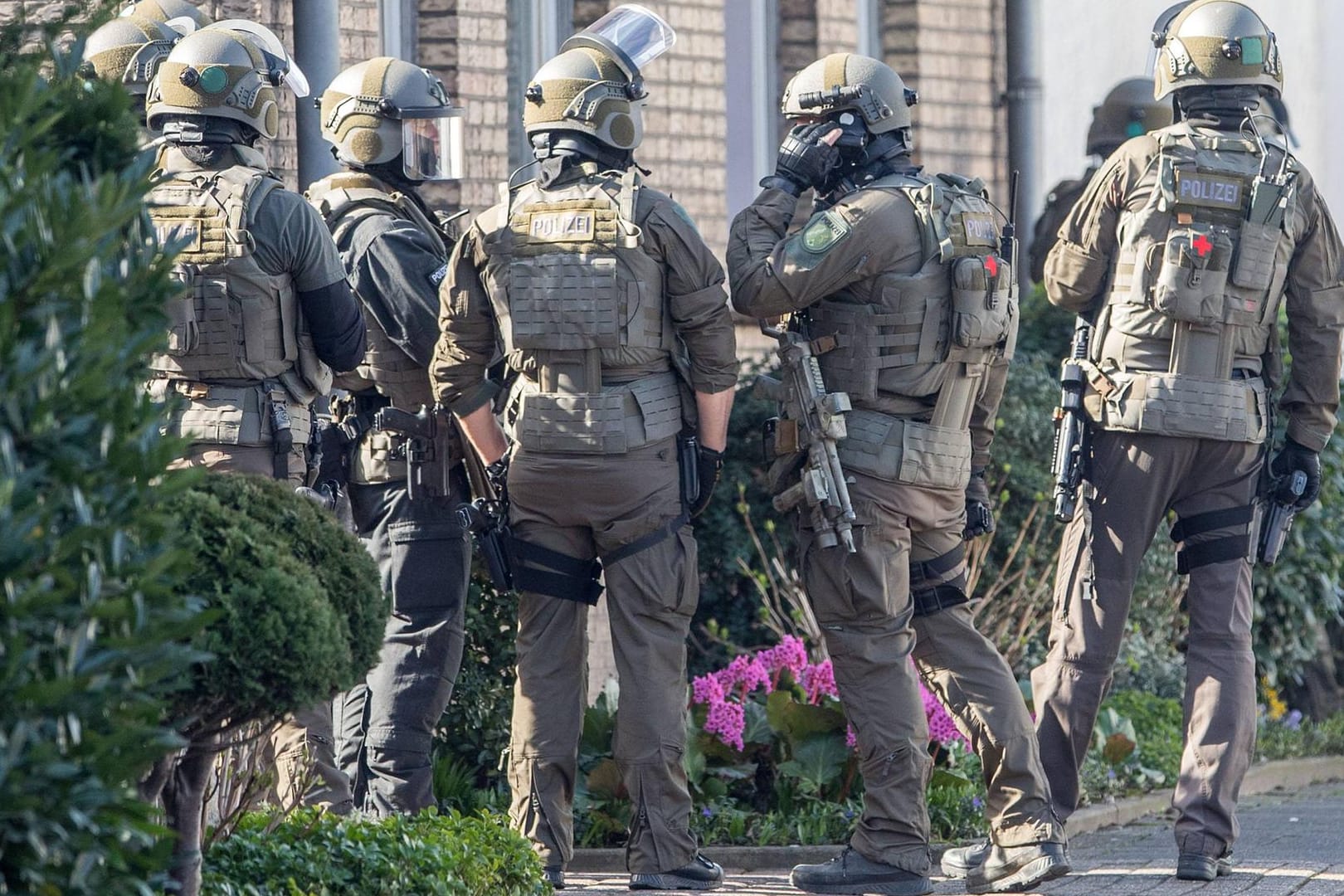 SEK-Kommando im Einsatz in Duisburg (Archivbild): Am Mittwochmorgen durchsuchten rund 200 Ermittler mehrere Wohnungen in der Stadt.