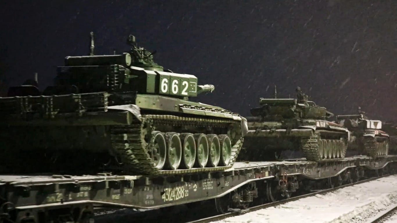Transport von russischen Panzern: Der Aufmarsch geht weiter.