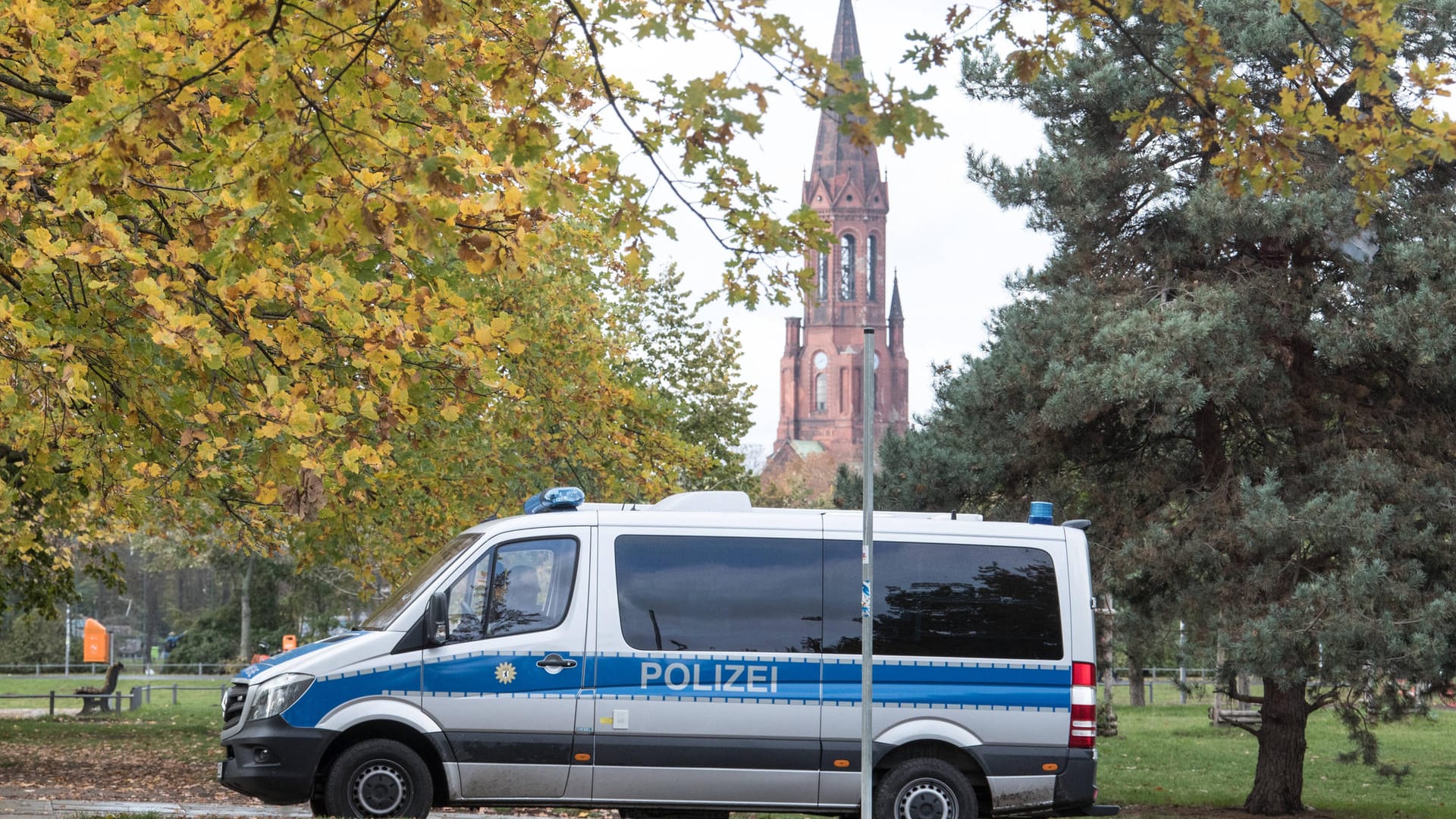 Ein Einsatzfahrzeug der Berliner Polizei im Görlitzer Park (Archivbild): Ein Berliner Polizist schreibt über Diskriminierung innerhalb der Behörde.
