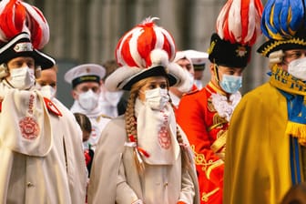 Rote Funken beim Karnevalsgottesdienst im Kölner Dom: Mit "Brauchtumszonen" will die Stadt 2022 einen Schritt in Richtung Karnevals-Normalität machen.