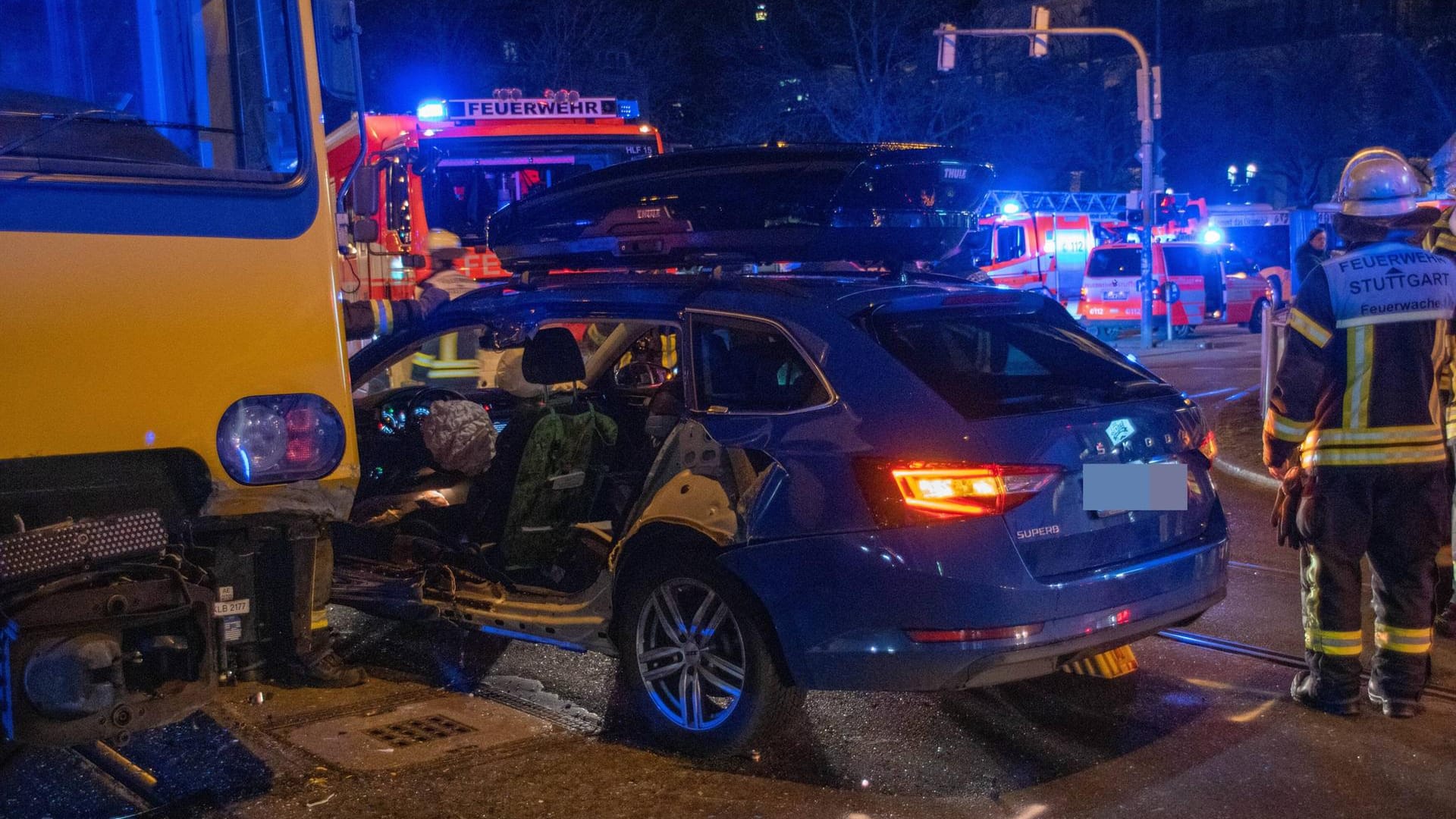 Das Auto wird von der Feuerwehr geborgen: Die Fahrerin hat schwere Verletzungen erlitten. Das Auto wird von der Feuerwehr geborgen: Die Fahrerin hat schwere Verletzungen erlitten.