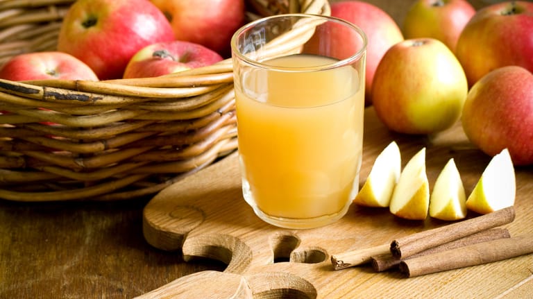 Apfelsaft: Die Stiftung Warentest rät dazu, Apfelsaft nur in Maßen zu trinken, denn er enthält viel Fruchtzucker.