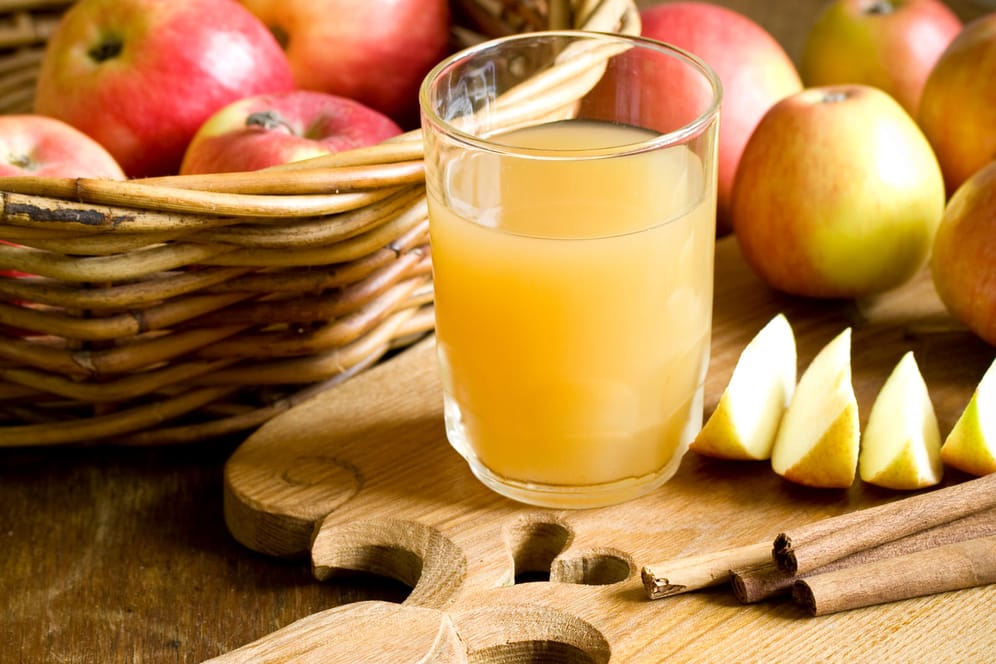 Apfelsaft: Die Stiftung Warentest rät dazu, Apfelsaft nur in Maßen zu trinken, denn er enthält viel Fruchtzucker.