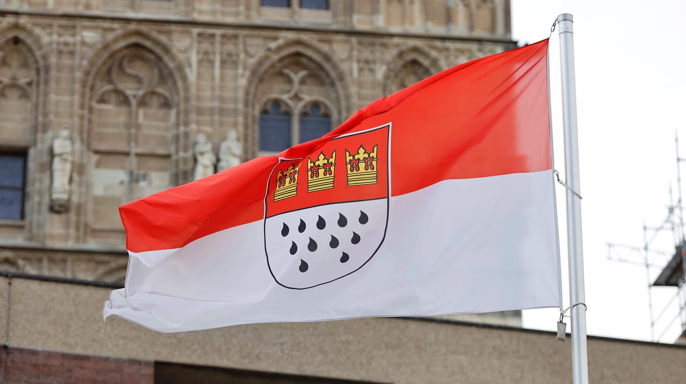 Eine Flagge mit Kölner Wappen weht am Alten Rathaus (Symbolbild): Die Einnahmeeinbußen aus 2021 schmerzen die Stadt sehr.